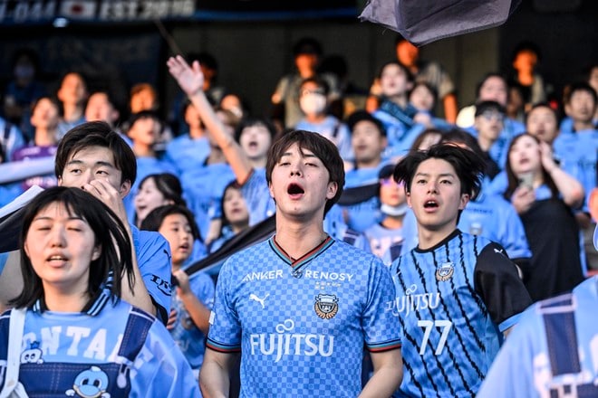 【サポーターアルバム】平日ナイターの試合前から駆け付けた川崎フロンターレのサポーター写真84枚！ 夕日に照らされながらの等々力ショット「川崎フロンターレー横浜FC」の画像018