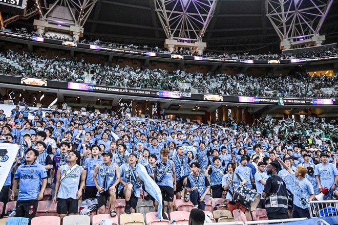 【サポーターアルバム】サウジアラビア・ジェッダ開催のACLE決勝に川崎サポーター700人が集結！ 現地で声援を送ったサポーター写真78枚「アル・アハリー川崎フロンターレ(1)」の画像077