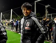 「律くんセンターですやん‼︎」バイエルンを撃破したドイツカップ準々決勝で、主役は日本代表MF堂安律！ 試合後の記念撮影で堂々のセンター張るの画像