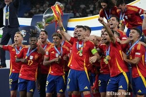 大住良之の｢この世界のコーナーエリアから｣第153回【｢奇跡の12ゴール｣最強スペインが産声を上げた日】(4)ヘディングの名手が｢先制｣も…直後に冷水、チームを救った｢代表36試合8ゴール｣の破格DFの画像