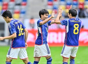 「スタンドに来てる!!」板倉滉が長谷部誠らとサッカー日本代表vsアメリカ代表戦を現地観戦！ 現在負傷離脱中も、チームに“合流”でカタールへ万全体制！の画像