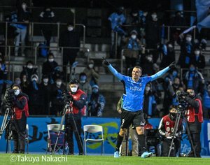 川崎フロンターレFWレアンドロ・ダミアンのJリーグ開幕ゴール「超絶バックヘッド弾」に「こんなのどう守ればいいんだよ」と称賛の声!遠野のアシストにも「田中碧みたいな軌道」と賛辞集まる!【動画】の画像