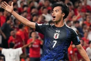 伊東純也も祝福｢2人ともかわいすぎ!!｣サッカー日本代表・三笘薫と妻の“ウェディングショット”公開｢めちゃくちゃ素敵｣｢美男美女夫婦｣｢とっても美しい｣の声の画像