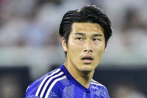 ｢移籍初ゴール｣｢キャンドゥみたいになってる｣チェコ移籍DF橋岡大樹の“超満員”新天地デビュー戦での左足ボレー弾が話題！｢背番号8とかどうしたんw｣などの声の画像