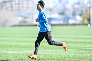 川崎フロンターレFW小林悠がボールを使った練習を開始！ 大宮との練習試合の横でキックの感触確かめる…前日にはレアンドロ・ダミアンが来日の画像