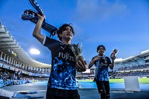 「めちゃめちゃ素敵な顔幕ですね」人気お笑いコンビ「ぺこぱ」が川崎サポーターによる「サプライズ横断幕」との舞台裏記念ショット公開！ 手書き過程も公開された感動力作の画像