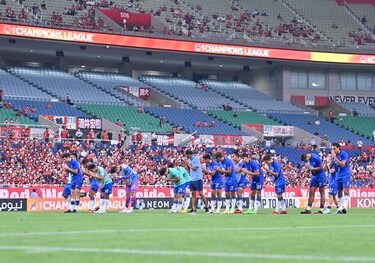 画像 写真 Daznに映して欲しい 浦和レッズのサポーターがacl試合後のパトゥム ユナイテッド選手に スタンディングオベーション 大敗後に見せた 礼を尽くした感謝の姿勢 で埼玉スタジアムに生まれた一体感 Jリーグ 国内 ニュース サッカー批評web