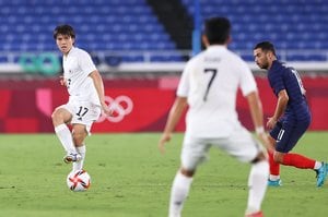 【フランス戦、中村憲剛解説(1)】久保のポジショニング、田中のタテパス、上田の強さ、冨安の配球…相手のプランを破壊した日本代表のクオリティ【東京五輪】の画像