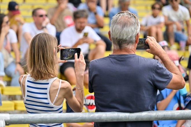 フランス＆スペインの観客から大人気！ なでしこジャパンの“個性強すぎサポーター”に記念撮影希望者が順番待ち状態……パリ五輪で見られたジャパニーズパワーの画像015