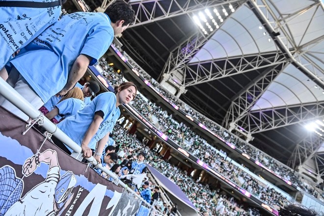 【サポーターアルバム】サウジアラビア・ジェッダ開催のACLE決勝に川崎サポーター700人が集結！ 現地で声援を送ったサポーター写真78枚「アル・アハリー川崎フロンターレ(1)」の画像027