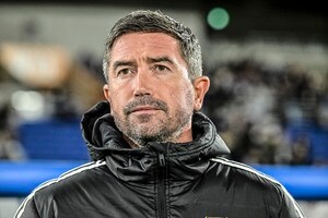 「会場がドッと沸いた」「ザワついてて面白かった」横浜FM監督の公式戦でのまさかの「スローイン未遂事件」が話題に！ 元リバプール名選手の現役時を彷彿とさせる“衝撃プレー”の画像