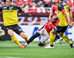 先発3人入れ替えも実らず……浦和レッズ、柏レイソルに完封負けで4戦未勝利　トップ下起用からボランチへのポジション変更などテコ入れ図るも45分で断念の画像