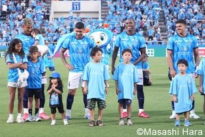 裏天王山で｢規格外｣の驚愕ミドル弾！ 横浜FCの救世主34歳FWアダイウトンが新潟の11人を完全に無力化する｢ばけもん｣｢理不尽｣な決勝ゴールの画像