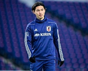 「え？妖精」「モジモジくん？」ASモナコ南野拓実の“青白防寒具姿”でファンが大喜利！「中日いったん？」「これは忍者」など“回答”続々の画像