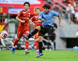 「嬉しい再会と応援」「良い写真ですねー」秋元康プロデュースの歌手グループ人気メンバー＆現役J1指揮官の笑顔ツーショットに反響！「等々力あるぞぉ」「国歌斉唱みれたらいいな」などの声の画像