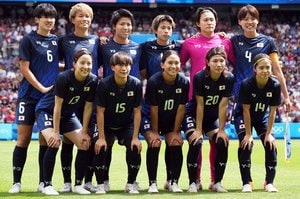 なでしこ6人のアンフィールド集合ショットに｢素晴らしき友情｣｢笑顔が素敵｣、409日ぶり復帰の清水梨紗の姿も！の画像