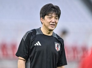 「うまっ」「真似できない」日本代表元10番の名波浩コーチが披露した凄テク“片足ヒールリフト”が話題！「これどういう仕組み？」「魔法の左足は健在」と驚嘆の声の画像