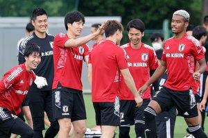 【日本代表】鎌田、長友、原口がデコピン、アイーンでリラックス？中谷進之介は長友塾【6月13日トレーニング】PHOTOギャラリー「ピッチの焦点」の画像