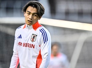 「めっちゃカッコいい！」上田綺世が所属するフェイエノールトの「新ユニフォームデザイン」が大好評！ 上田がモデル起用された発表写真に、「ユニも上田綺世もかっけえ」の声の画像