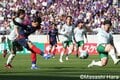 執念の逆転勝利で首位と勝点4差！白熱の“東京ダービー”を現地撮り！気迫の室屋成、躍動の佐藤龍之介、華麗な長倉幹樹！長友佑都と愛息たち＆試合後の集合ショットも【FC東京vs東京ヴェルディ】激闘PHOTOギャラリーの画像004