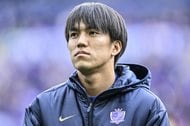「歩いてる姿見てると泣けてくる」アキレス腱断裂の横浜FM遠野大弥のゴール裏あいさつが話題!「待ってる」「絶対残留」に加えて「ファミマの靴下売れそう」の声の画像