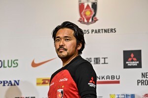 「今年は2nd買うって決めてた!!」浦和レッズの“映える”ビジュアルでユニフォーム人気に逆転現象か⁉ 光に照らされた5選手の戦闘服姿の画像