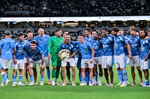 「外見だけなら兄弟だよなw」横浜FM監督とマンチェスター・シティ監督の出会いに驚き広がる！「仮面ライダー1号2号みたいに 腕のラインで見分けてます」などの声の画像