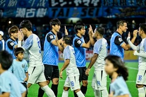 「高校サッカーみたいで良い！」ACLで川崎に敗れたパトゥムの、試合後の「リスペクト行動」が「素敵な光景でした」と心を掴む！「プロではやってるの見たことなかったなぁ…」の声の画像