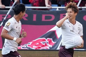 ｢すげぇー｣｢連覇にベイビー｣J1神戸MF井出遥也の元E-girls美人妻、生後2か月の我が子を抱くピッチ上の3ショットに｢最高｣の声の画像