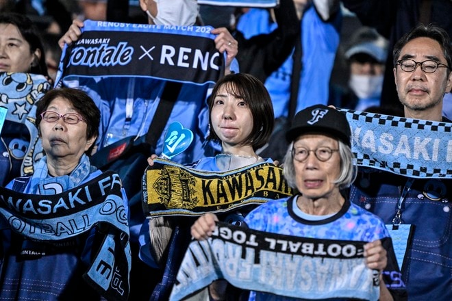 【サポーターアルバム】平日ナイターの試合前から駆け付けた川崎フロンターレのサポーター写真84枚！ 夕日に照らされながらの等々力ショット「川崎フロンターレー横浜FC」の画像052