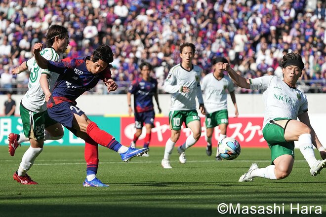 執念の逆転勝利で首位と勝点4差！白熱の“東京ダービー”を現地撮り！気迫の室屋成、躍動の佐藤龍之介、華麗な長倉幹樹！長友佑都と愛息たち＆試合後の集合ショットも【FC東京vs東京ヴェルディ】激闘PHOTOギャラリーの画像004