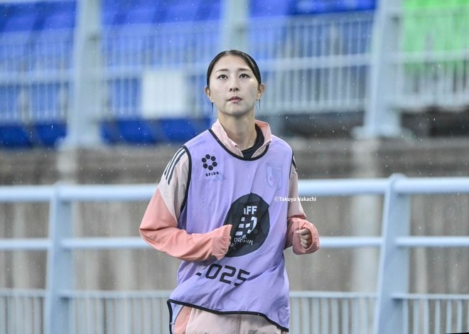 【塩越柚歩アルバム】E-1選手権最終戦で途中出場した「塩越柚歩の写真43枚」！ 雨に濡れながらも見せた華麗なプレー写真「なでしこジャパンー中国代表」の画像011