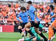 ｢フロンターレ好きなんですか!?｣益若つばさ、17歳“そっくり息子”とガチサポコーデでサッカー観戦！｢こんな可愛い高校生のママいていいのか｣の画像