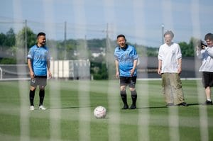【E―1前最終戦で爆発した「川崎らしさ」が秘めるJクラブの可能性(2)】撮影当日の廊下で話したアイデアをすぐに実現へ。26歳&23歳の若きスタッフ2人の行動力と、それを生かすクラブの器の画像