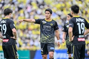 「写真が素敵すぎます」J1柏のイケメンDFが結婚報告で「妻との王子様2ショット」公開！ 「同じベッドで「おやすみ」を言って寝られる」＆「夜ご飯を一緒に食べ」る幸せな関係を宣言！の画像