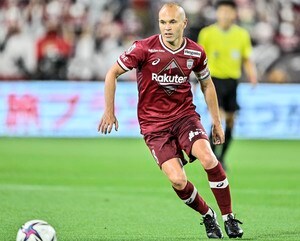 「イニエスタの35年後が分かる」！ ヴィッセル神戸の元スペイン代表MFアンドレス・イニエスタが父親の誕生日を祝福！ 公開したケーキとの記念写真に、世界中から「おめでとう」の声が集まる！の画像