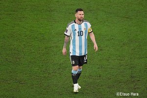 「このシーンは衝撃だった」オランダ代表vsアルゼンチン代表で”警告18枚”を出したマテウ・ラオス主審の「4人連続イエロー」に再脚光! サッカー日本代表・久保建英もプレーした試合で見せた早業が再び話題にの画像