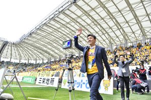 【鎌田次郎が語る「川崎―仙台」の裏側(1)】「本当にサッカーやってていいのか」と自問自答したJリーグ30年ベストマッチ…練習拠点は半壊、新幹線も不通で迎えた再開初戦の画像