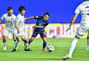 【川崎からパトゥムへ受け継がれた横断幕の舞台裏(2)】試合後の誰もいないピッチに、チャナティップは横断幕を見るために訪れていた――両チームのサポーターが交わした「1つの約束」の画像