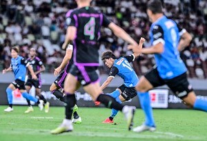 「パンチ力はバルベルデ目指せる」バイエルンゴールを襲った川崎・瀬古のミドルシュートに「止められたけどえっぐい」と称賛の声！ スイス代表GKが好セーブの画像