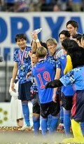 E-1表彰式でサッカー日本代表選手が「トロフィー」ではなく「“スポンサー”飲料」を掲げる！ まさかの小ボケに周囲の選手は苦笑【画像】の画像002