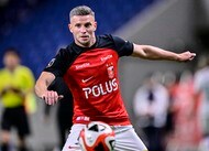 「イケオジしかいない」J1浦和レッズのグッズとともに称賛が集まる企画内容にピッタリの「モデル選び」！ 「休日課長感」「イケおじ感」がファンの心を掴むの画像