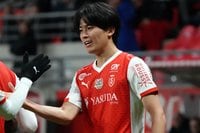 ｢キラキラすぎてる｣絶好調の中村敬斗がカメラ目線で“愛されスマイル”｢マジでカッコ良すぎる!!｣｢最高すぎる動画ありがとう｣