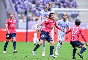 「工藤壮人を俺たちも忘れない」ルヴァンカップ決勝の舞台となった国立競技場に両チームが「追悼の横断幕」掲げる！ サンフレッチェ広島だけでなくセレッソ大阪も示した、Jリーグ全体でのワンチームの画像