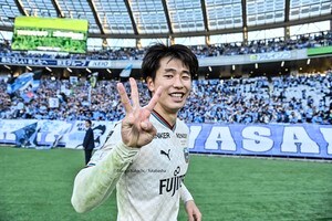 「アキさんに怒られてるw」J1川崎FW山田新の3得点＆2失点に仲間から“喝”！「ハットトリック決めてこんなに怒られる人初めて見たわw」「雰囲気よすぎて泣きそう」の声の画像