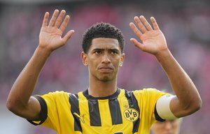 ボール以外でも脅威のコントロール！ ドルトムントに所属する19歳のイングランド代表MFが見せた「ペットボトルの魔術」魅せた！ ピッチ上から目標へ見事なパスの画像