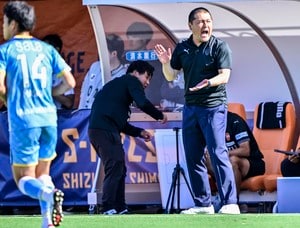 「監督が最強に可愛い」J2清水・秋葉監督が見せた、磐田戦後の意外過ぎる「子どもデレデレ姿」が話題に！ 選手の子どもをあやそうと必死な表情に好感集まるの画像