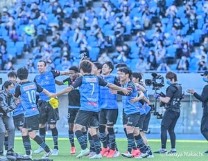 まさかの素足で居残りラン！ 川崎フロンターレ「Jリーグ優勝決定後に観客が帰ったピッチで走った選手」とは？の画像