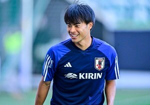 「この映像楽しみしてた！トラップ神」三笘薫が披露した芸術的な“マジックタッチ”にファン酔いしれる！「鳥肌たったわ」「2番目のトラップも何気に凄い！」の声の画像