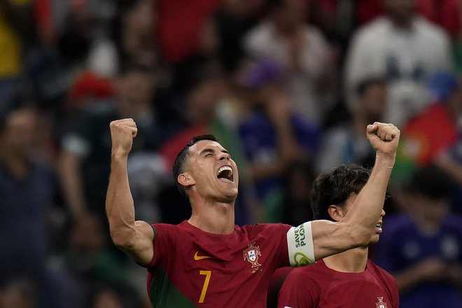 ｢ハグしてるの熱いな｣サッカーポルトガル代表MFブルーノ・フェルナンデスによるクリスティアーノ・ロナウドへのクロスが｢直接ゴール｣!! ファンから不仲説も囁かれていた2人の「得点直後の抱擁」にも注目の画像